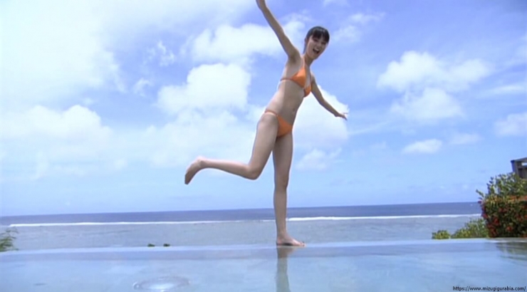 Yua Shinkawa Pool Orange Bikini088
