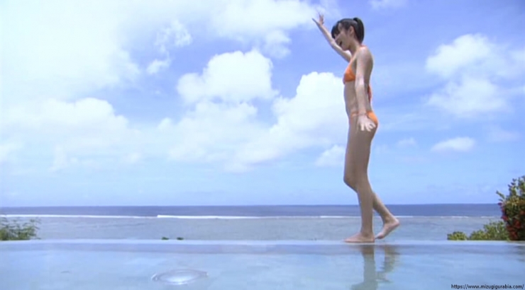 Yua Shinkawa Pool Orange Bikini087
