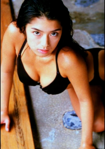 Hiroko Anzai in a vivid swimsuit in her prime03