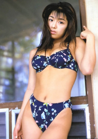 Hiroko Anzai in a vivid swimsuit in her prime02