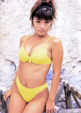 Hiroko Anzai in a vivid swimsuit in her prime24