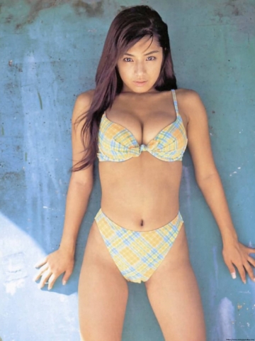 Hiroko Anzai in a vivid swimsuit in her prime25