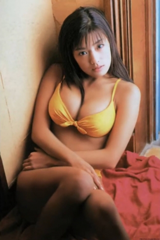 Hiroko Anzai in a vivid swimsuit in her prime37