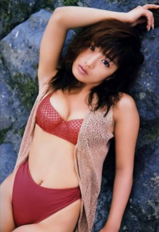 Hiroko Anzai in a vivid swimsuit in her prime44