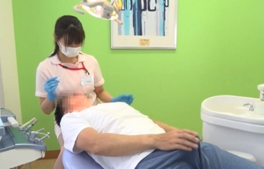 患者の勃起ち〇ぽを見て興奮する歯科助手の吉良薫#2