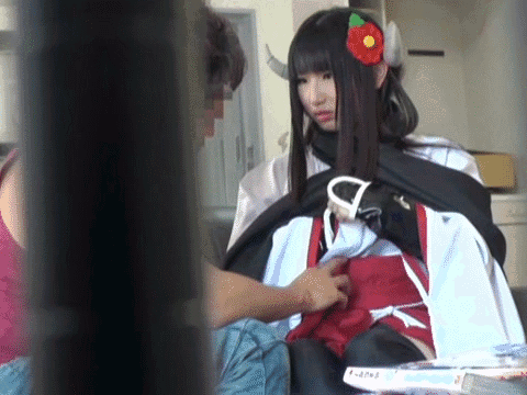ただの着衣よりエッチ？日本人コスプレ美女たちのエロGIF画像9