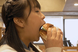 脱いだら凄い大原優乃がハンバーガーをいやらしく食べる