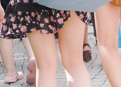 【美脚エロ画像】街出れば2秒で見つかる脚に自信持つミニスカ淑女たち！