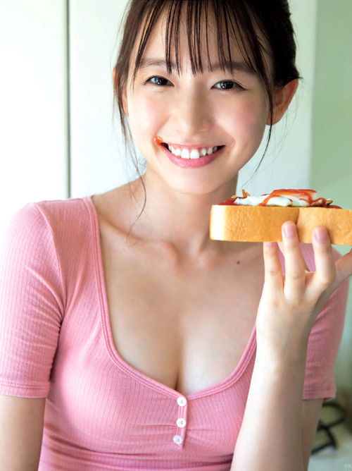 成城大学の現役女子大生でお天気キャスターの志田音々 グラビアでスレンダー美乳を開放