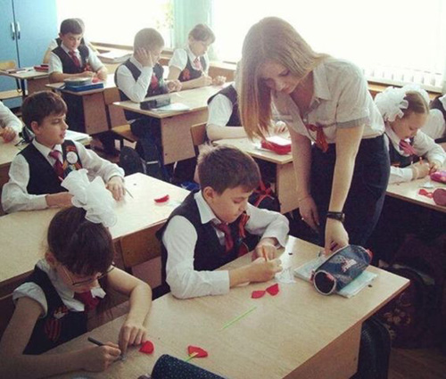 【画像】爆乳ロシア人教師さん、今日もおっぱいバルンバルンで保険の授業ｗｙｗｙｗｙｗｙｗ