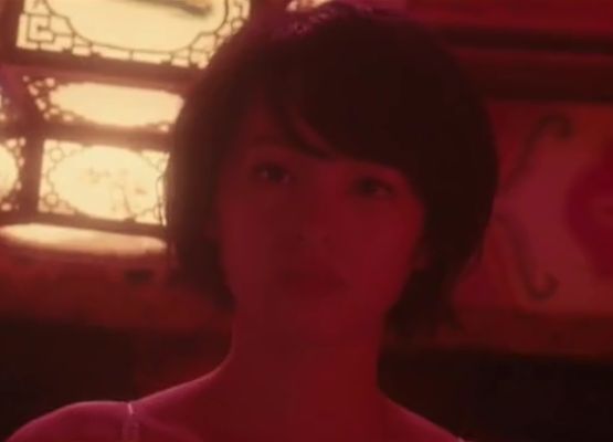 【清野菜名】服をまくり下着を露出する濡れ場