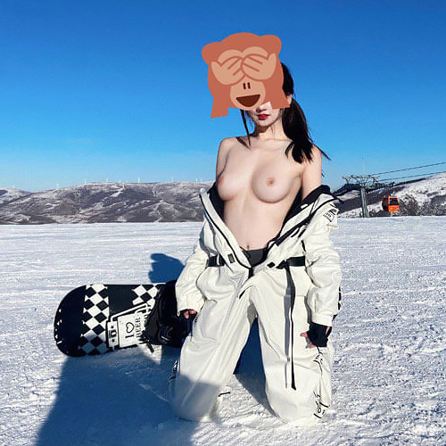 【画像】 巨乳女性さん「スキー場でおっぱい出しちゃったｗ」パシャ