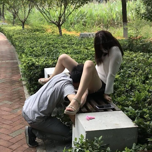 【画像あり】 オタサーの姫、公園でマ●コ舐められる