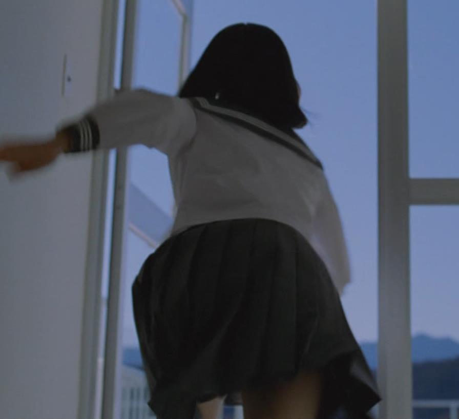 芦田愛菜　お茶のCMってスカートがめくれて太ももが露出してるキャプ・エロ画像