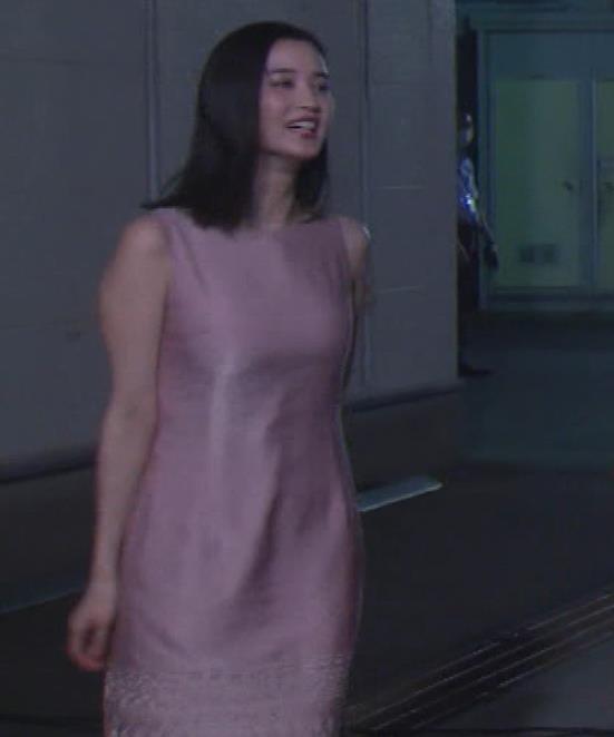 出口亜梨沙　テレビでのセクシードレスキャプ・エロ画像７