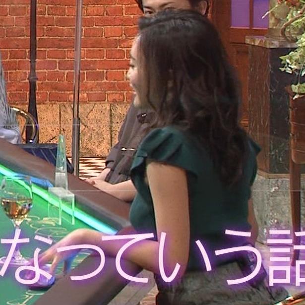 小島瑠璃子　あざとく自分のおっぱいを触ったり（ピチピチのニット）キャプ・エロ画像１８
