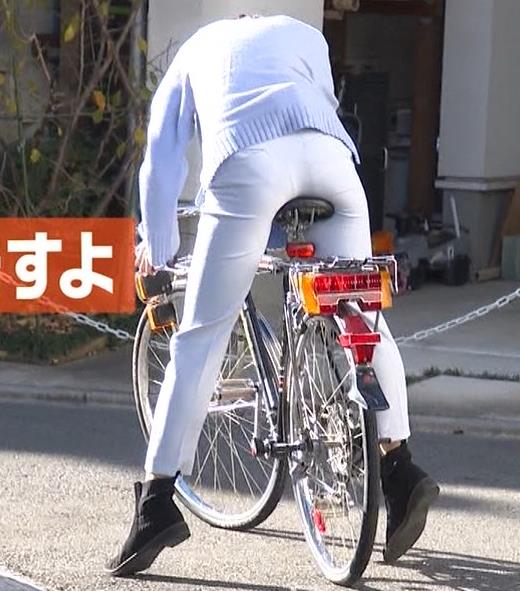 田中瞳アナ　ピチピチなパンツスタイルで自転車に乗るお尻キャプ・エロ画像８