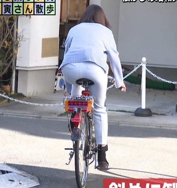 田中瞳アナ　ピチピチなパンツスタイルで自転車に乗るお尻キャプ・エロ画像１０