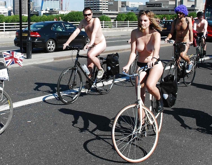 裸で自転車に乗るイベントに参加してる素人美女のヌード画像特集 18