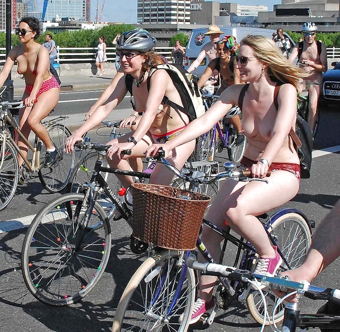 裸で自転車に乗るイベントに参加してる素人美女のヌード画像特集 24