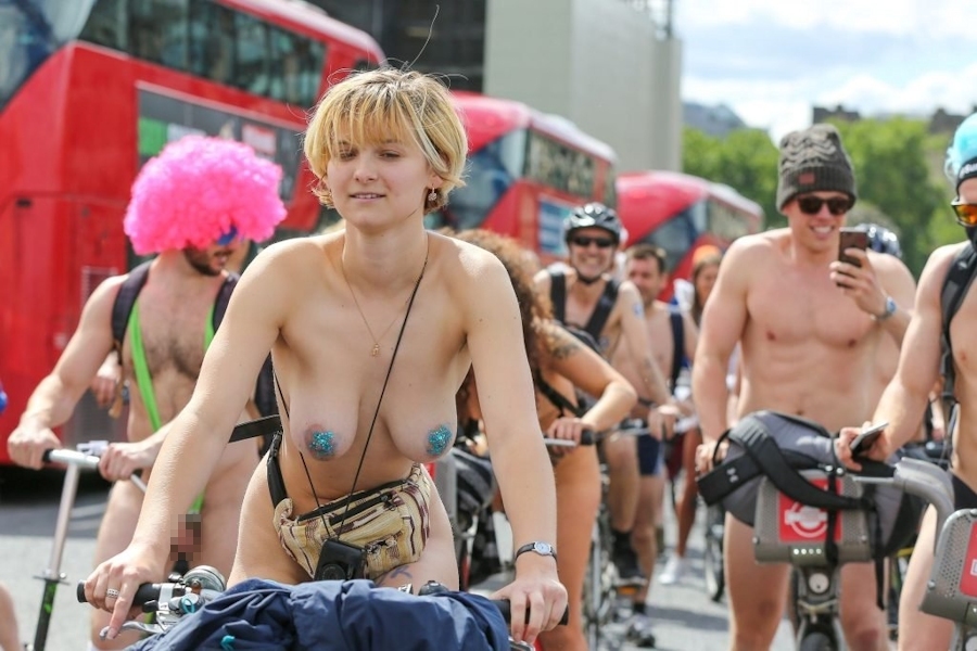裸で自転車に乗るイベントに参加してる素人美女のヌード画像特集 40