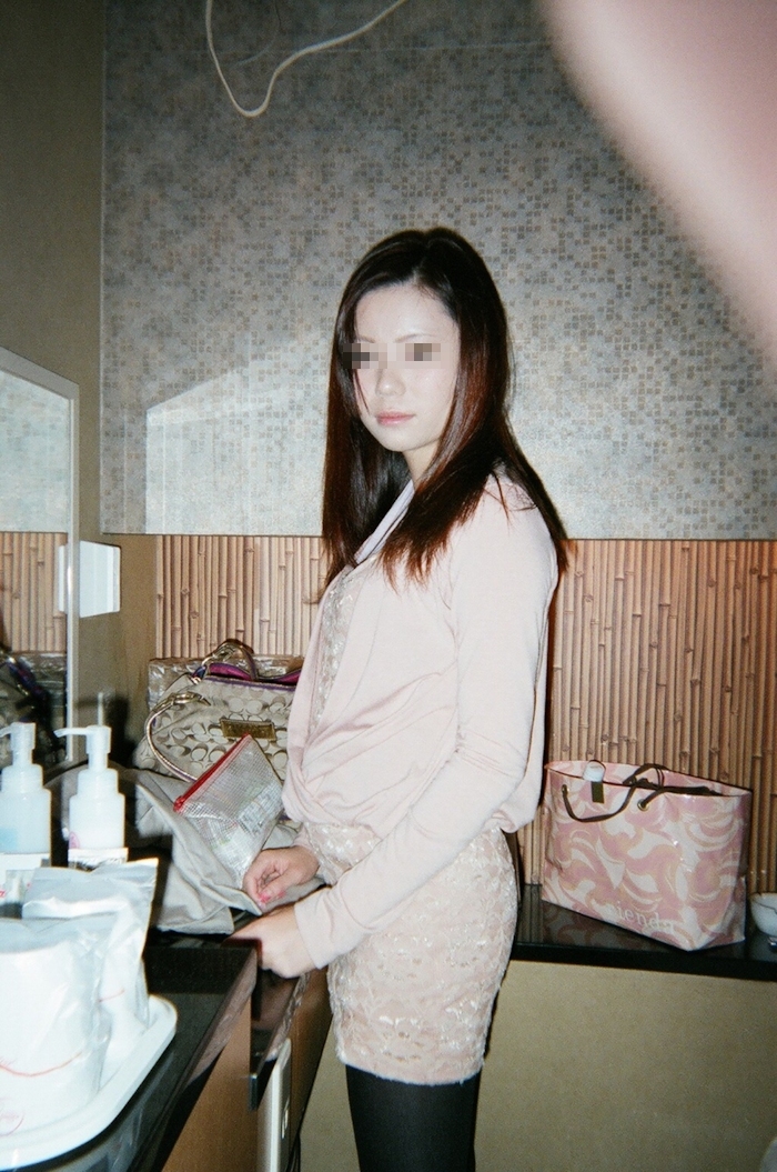 美乳な色白美女をホテルで撮影したプライベートヌード画像 1