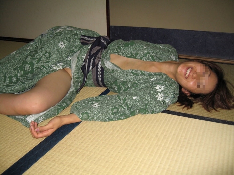 素人女性が旅館で撮影した浴衣ヌード画像 1
