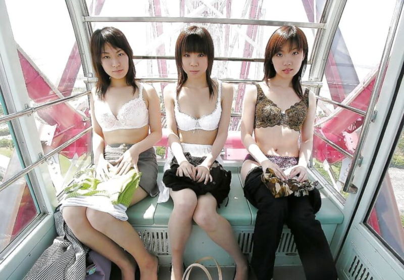 若い女の子3人が観覧車で全裸になってる画像 2