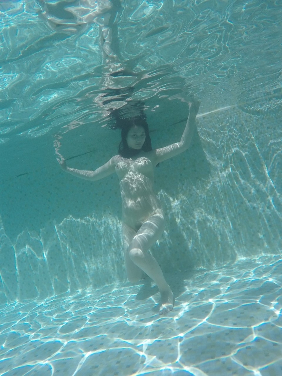 プールに全裸で入る巨乳女性のヌード画像 7