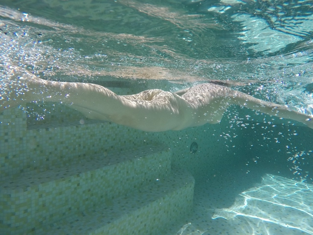 プールに全裸で入る巨乳女性のヌード画像 9